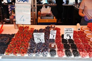Une exposition de marché vibrante présentant une variété de fruits à Helsinki, mettant en avant des produits locaux et des saveurs | MSC Croisières