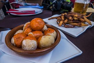 Un bol de délicieuse cuisine traditionnelle avec des plats à base de pommes de terre, accompagné de snacks et d'une boisson | MSC Croisières