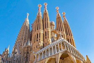 Les tours impressionnantes de la Sagrada Familia s'élèvent sous un ciel bleu clair à Barcelone, Espagne | MSC Croisières