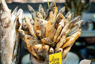 Une exposition vibrante de fruits de mer frais sur un marché suédois, mettant en valeur les délices culinaires locaux | MSC Croisières