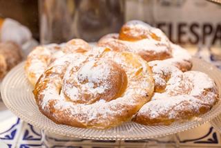 Délicieuses pâtisseries sucrées saupoudrées de sucre glace, vous invitant à goûter les saveurs de Palma de Majorque | MSC Croisières