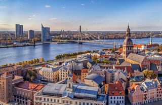 Vue aérienne de Riga mettant en valeur la rivière, les ponts et le paysage urbain vibrant de la capitale lettone | MSC Croisières