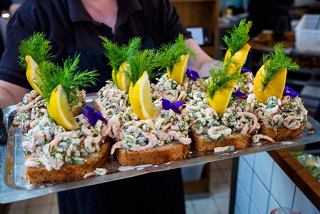 Un plateau de délicieux canapés de crevettes garnis de citron et de verdure attend pour ravir les invités | MSC Croisières