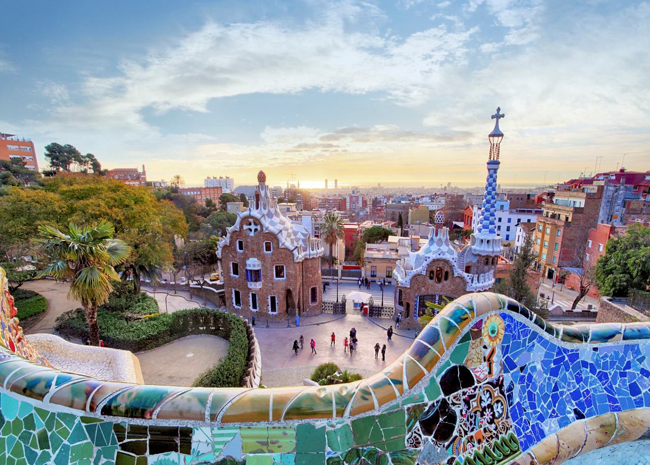 Vue panoramique époustouflante du parc Güell à Barcelone, mettant en valeur l'art en mosaïque | MSC Croisières