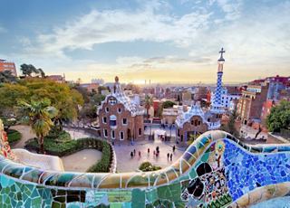 Vue panoramique époustouflante du parc Güell à Barcelone, mettant en valeur l'art en mosaïque | MSC Croisières