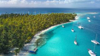 Vista aerea di una vivace spiaggia in Panama con acque cristalline e palme lussureggianti | MSC Crociere