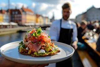 Un chef présente un sandwich gourmet avec des ingrédients frais dans un cadre pittoresque au Danemark | MSC Croisières