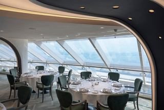 Ein wunderschön eingerichteter Speisebereich mit Panoramablick auf das Meer im MSC Yacht Club Restaurant | MSC Cruises