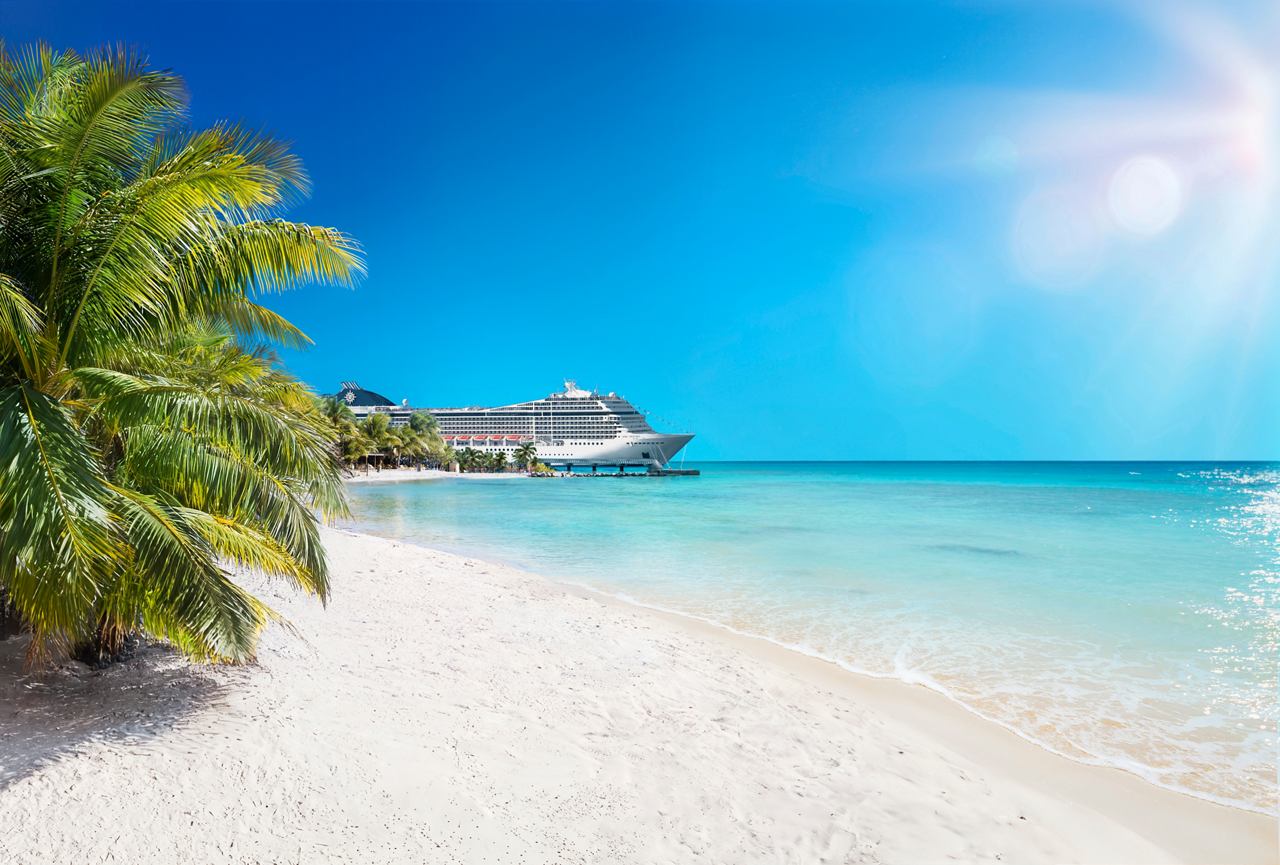 Playa con palmeras, mar y barco MSC Poesia en el Caribe y Antillas | MSC Cruceros