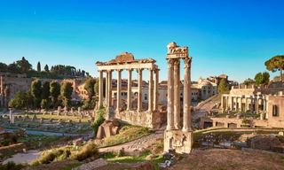 Ruines romaines anciennes avec une colonne dressée sous un ciel bleu clair au cœur de Rome | MSC Croisières