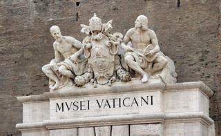 Una scultura dettagliata sopra l'ingresso dei Musei Vaticani, che rappresenta l'arte e la cultura di Roma | MSC Crociere