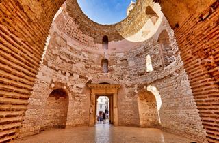 Eine weite Aussicht auf antike Architektur in einem historischen Palast in Split, Kroatien, unter einem strahlend blauen Himmel | MSC Cruises
