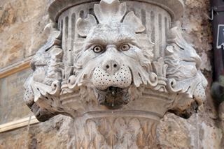 Eine detaillierte Steinskulptur eines Löwen auf einem Brunnen in der historischen Altstadt von Dubrovnik, Kroatien | MSC Cruises