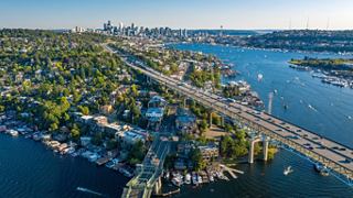 Luftaufnahme von Seattle mit Skyline, Uferpromenade und üppigem Grün | MSC Cruises