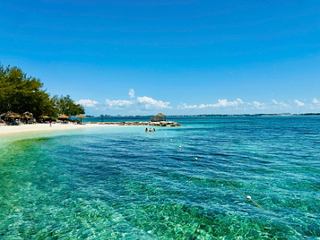 Una spiaggia serena con acque turchesi cristalline e un cielo blu chiaro invita al relax e all'avventura a Nassau, Bahamas | MSC Crociere