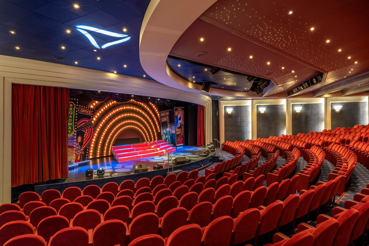 Ein geräumiges Theater mit roten Sitzen und einer Bühne, perfekt für Live-Aufführungen auf der MSC Lirica | MSC Cruises