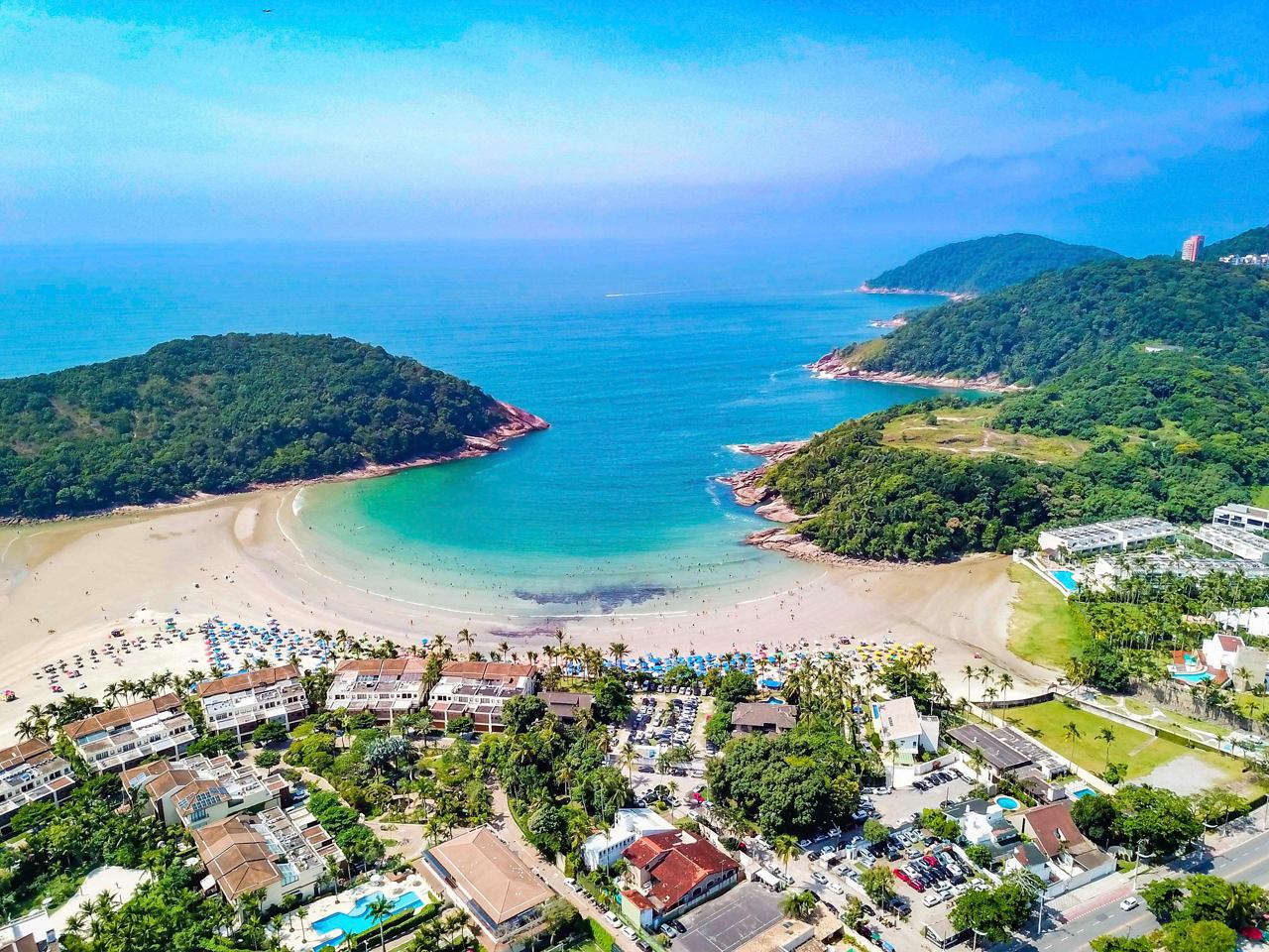 Una vista escénica de la playa Mar Casado en Guarujá, Brasil, con costas de arena y aguas azules acogedoras | MSC Cruceros