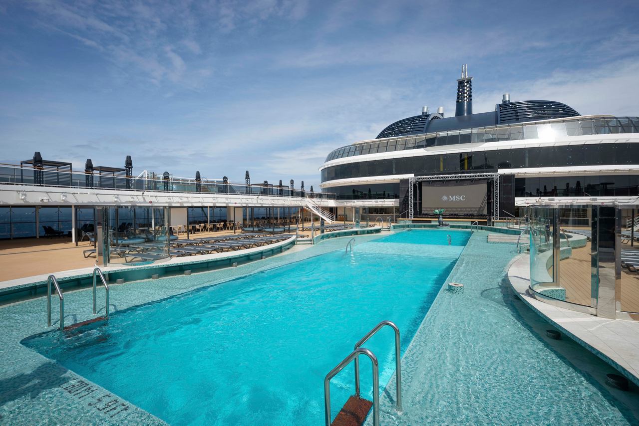 Ein atemberaubender Blick auf den einladenden Poolbereich der MSC World America, ideal für Entspannung und Genuss | MSC Cruises