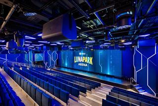 Un'area di intrattenimento vivace con posti a sedere e decorazioni blu vivaci nella MSC Luna Park Arena | MSC Crociere