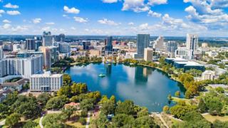 Vue aérienne d'un paysage urbain vibrant avec un lac entouré de gratte-ciels et de verdure en Floride | MSC Croisières