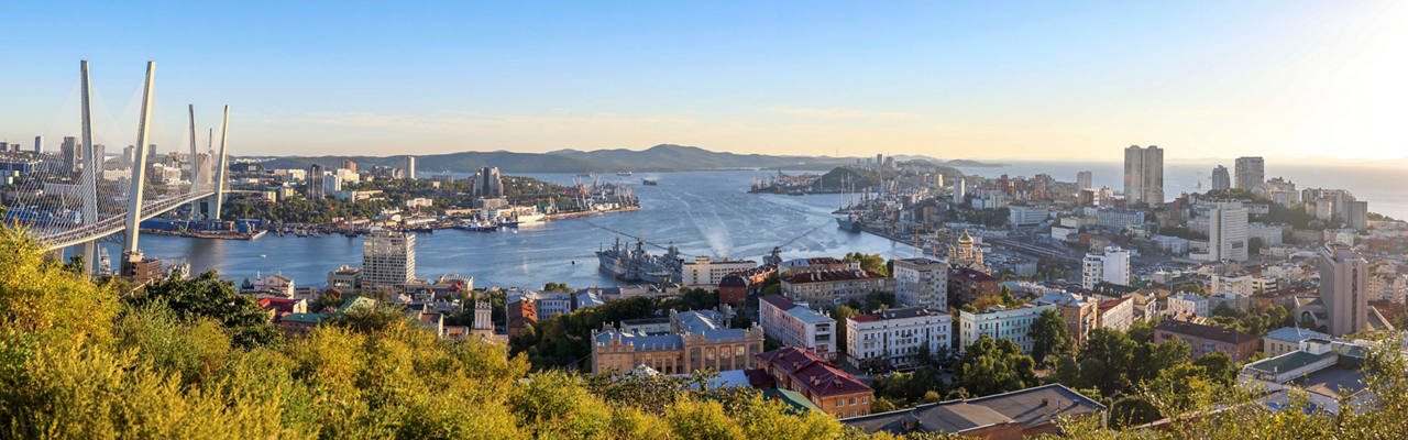 Panoramablick auf Wladiwostok, der die Stadtlandschaft am Meer zeigt | MSC Cruises