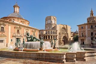 Fontana nella Piazza della Vergine Maria con l'architettura straordinaria di Valencia | MSC Crociere