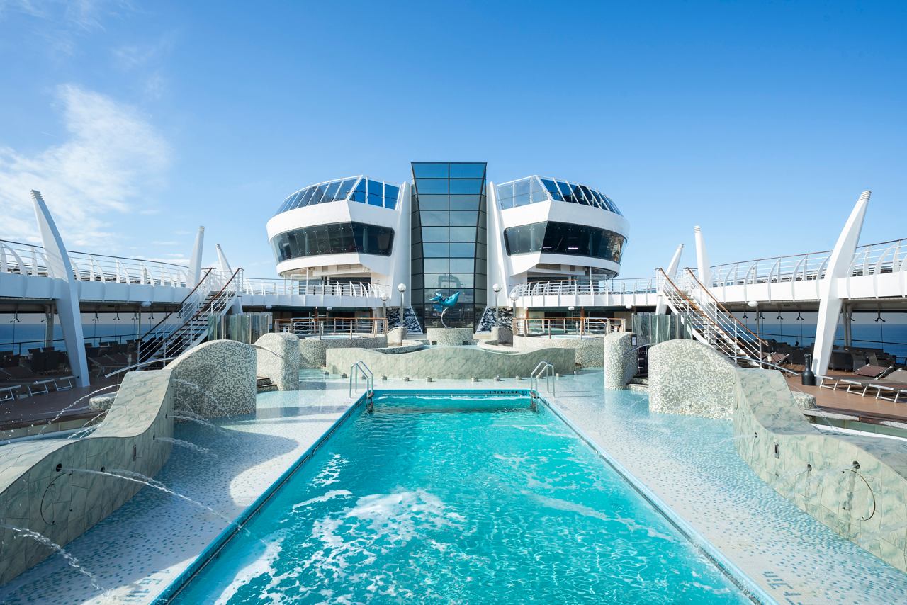 Ein erfrischender Poolbereich auf der MSC Fantasia mit Liegen, der die Gäste einlädt, sich unter einem klaren Himmel zu entspannen | MSC Cruises