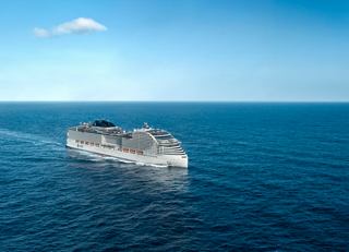 Das Schiff MSC World America fährt über ruhige Gewässer unter klarem Himmel | MSC Cruises