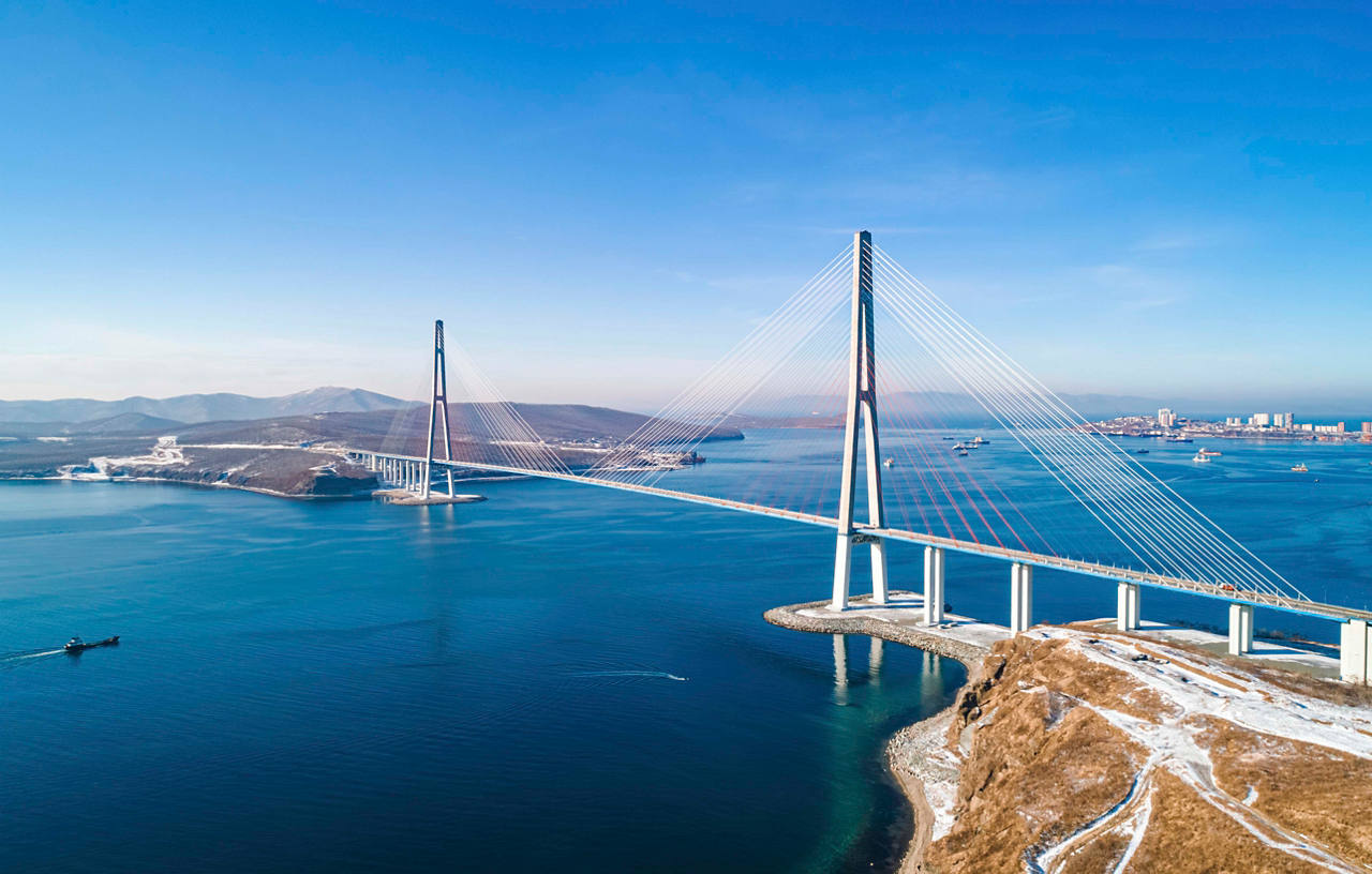 Ein atemberaubender Blick auf die Brücke, die die Stadtlandschaft von Wladiwostok mit dem ruhigen Meer verbindet | MSC Cruises