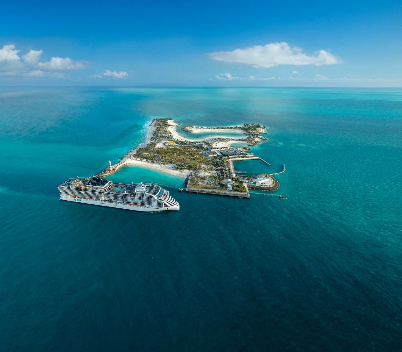 Das Schiff MSC World America segelt in den klaren Gewässern des Ocean Cay MSC Marine Reserve | MSC Cruises