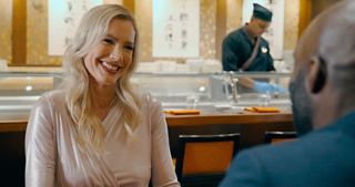 Un couple souriant profite d'une conversation chaleureuse dans un restaurant à bord du MSC Musica | MSC Croisières