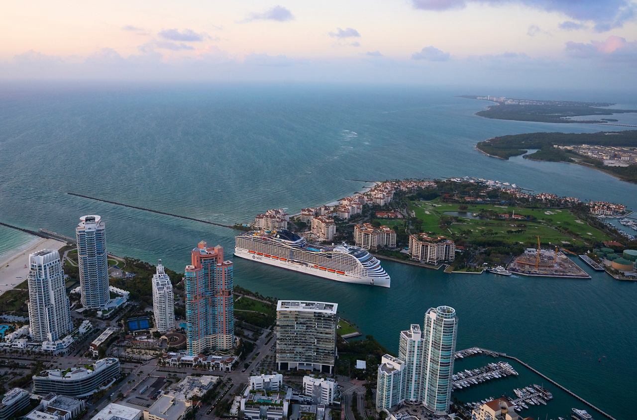 Vista aérea del horizonte de Miami con el barco MSC World America cerca de la costa y vegetación exuberante | MSC Cruceros