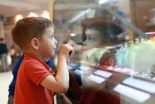 A child excitedly points at a selection of colourful ice creams at the Italian ice cream bar on MSC Sinfonia | MSC Cruises