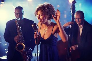 A jazz singer performs live with musicians playing saxophone and double bass at the Bar del Duomo on MSC Armonia | MSC Cruises