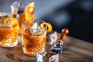 Refreshing cocktails with orange zest, served over ice in elegant glasses | MSC Cruises