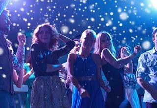 Amigos disfrutando de una animada fiesta de baile con luces vibrantes y emoción en el MSC Opera | MSC Cruceros