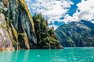 Una vista impresionante de las aguas turquesas y los acantilados rocosos del fiordo Tracy Arm en Alaska | MSC Cruceros