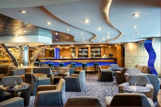 A welcoming lounge area in MSC Splendida featuring comfortable seating and a stylish bar counter | MSC Cruises