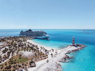 Luftaufnahme des Ocean Cay MSC Marine Reserve mit Sandstränden und Palmen | MSC Cruises