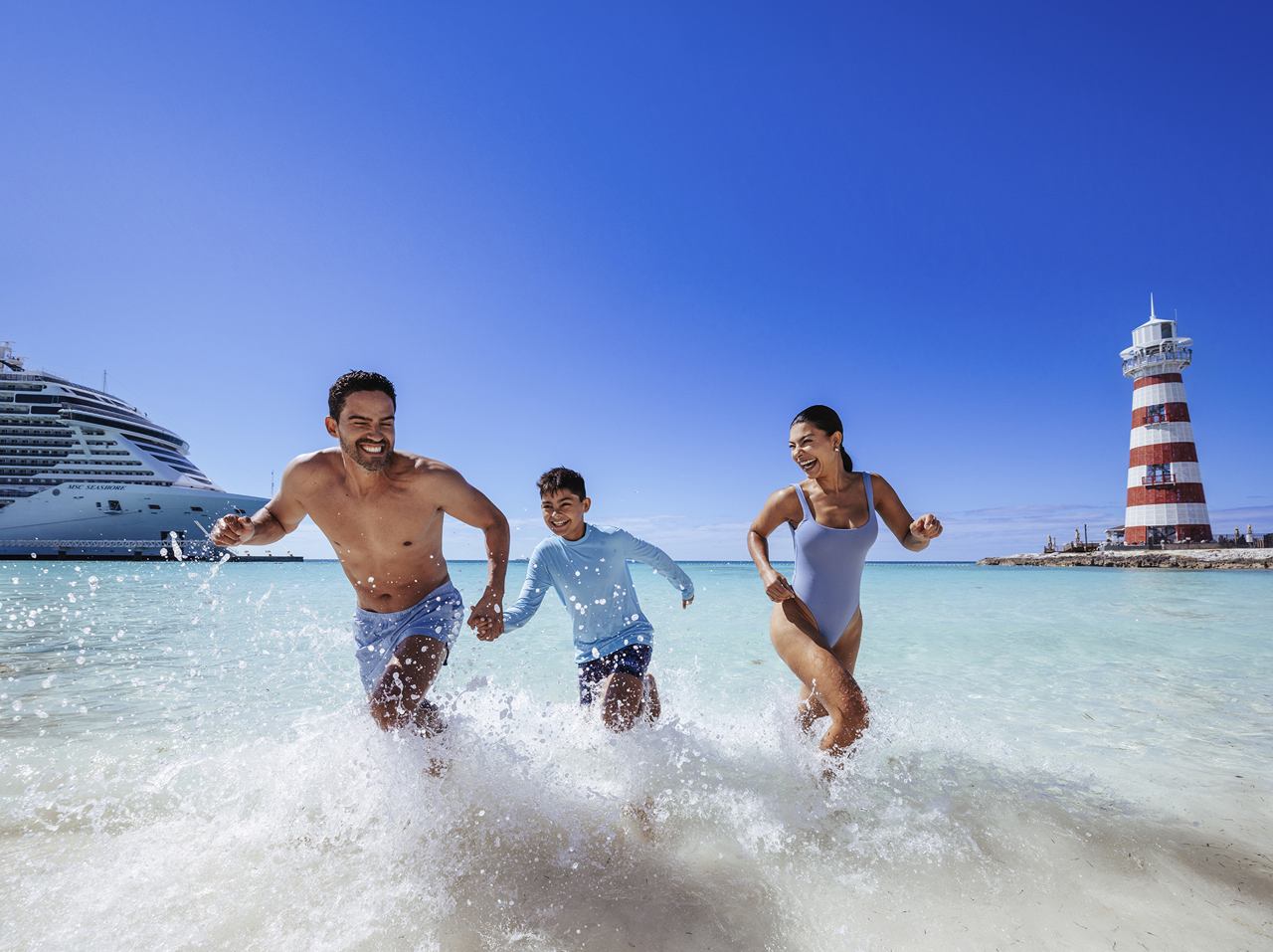 Eine Familie spielt am Strand und genießt die Sonne und das Meer | MSC Cruises