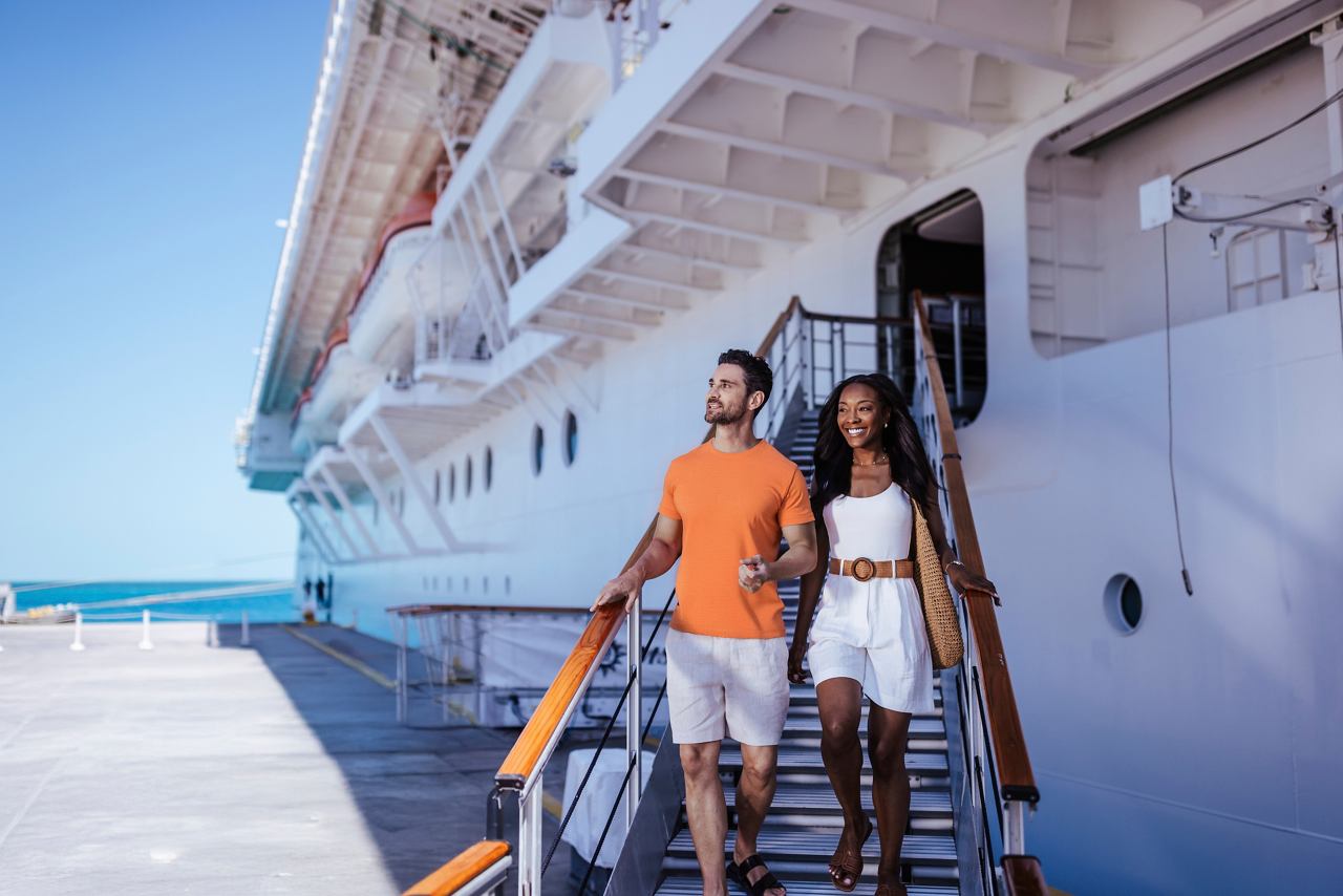 Ein Paar geht fröhlich zum Schiff bei Ocean Cay und zeigt die Schönheit der Karibik | MSC Cruises