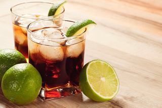 A refreshing cola drink with ice cubes and lime slices, served at the Edge Cocktail Bar on MSC Grandiosa | MSC Cruises