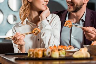 Un couple savoure des sushis au Kaito Sushi Bar sur MSC Euribia | MSC Croisières