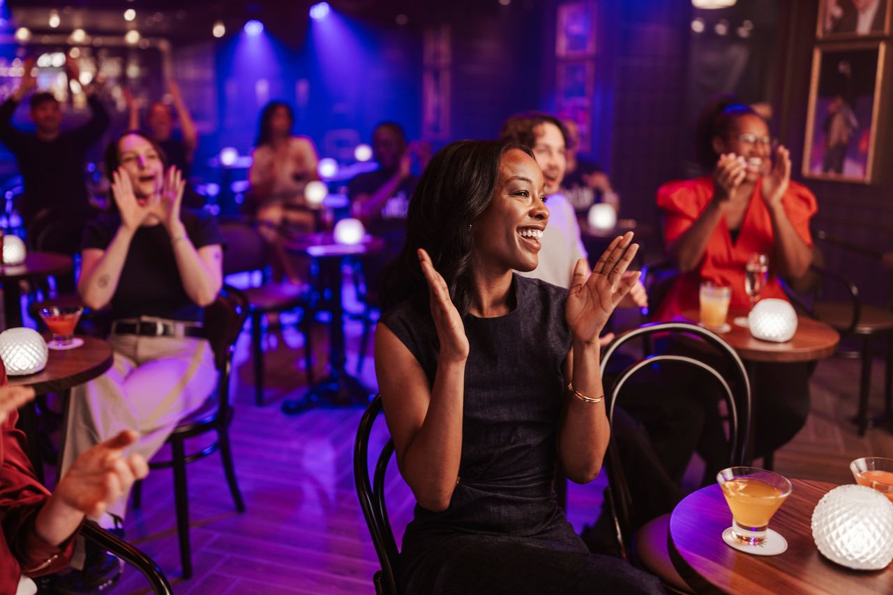 Gäste genießen eine Live-Aufführung, klatschen und feiern die Atmosphäre im The Loft | MSC Cruises