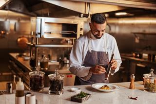 Le chef prépare un plat savoureux dans la cuisine du MSC World America | MSC Croisières
