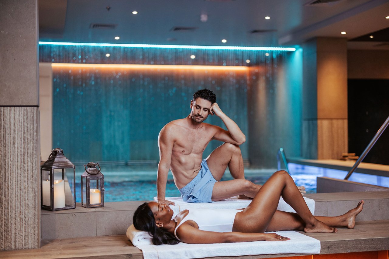 Ein Paar genießt Entspannung im Thermalbereich des MSC Aurea Spa mit einem beruhigenden Whirlpool | MSC Cruises