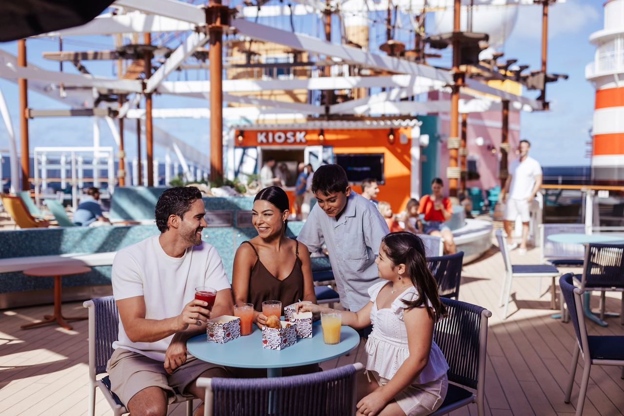 Las familias disfrutan de comida y bebidas juntas en The Harbour Bar & Bites en el MSC World America | MSC Cruceros