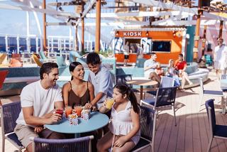 Eine Familie genießt gemeinsam Getränke und Snacks in The Harbour Bar & Bites auf MSC World America | MSC Cruises
