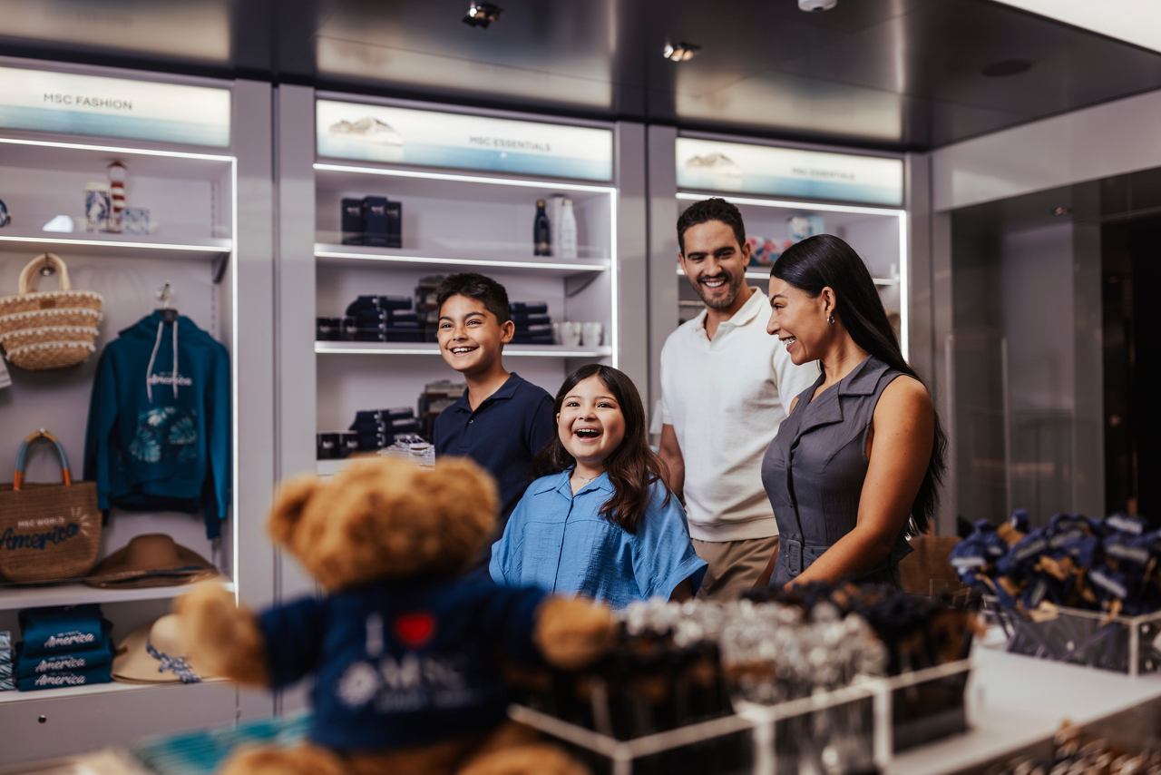 Eine Familie genießt das gemeinsame Einkaufen mit einem Teddybär im MSC World America Shop | MSC Cruises