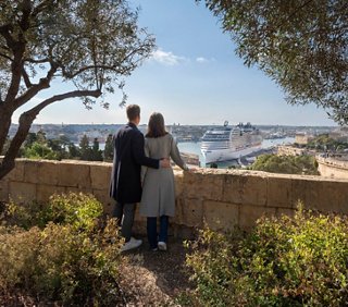 A couple enjoys a panoramic view of Valletta from Barrakka Gardens | MSC Cruises
